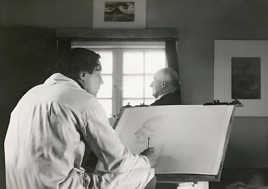 Siegward Sprotte beim Zeichnen eines Porträts (ca. 1941) © Armin Sprotte