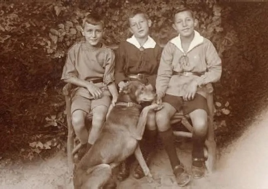 The brothers Armin, Hartmut and Siegward Sprotte with Harras (ca. 1920) © Armin Sprotte